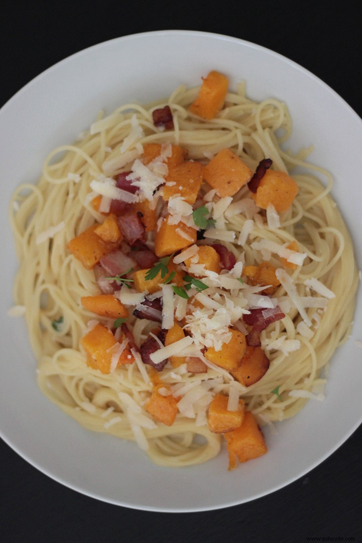 Pasta cabello de ángel con salsa de crema de salvia, calabaza y tocino 