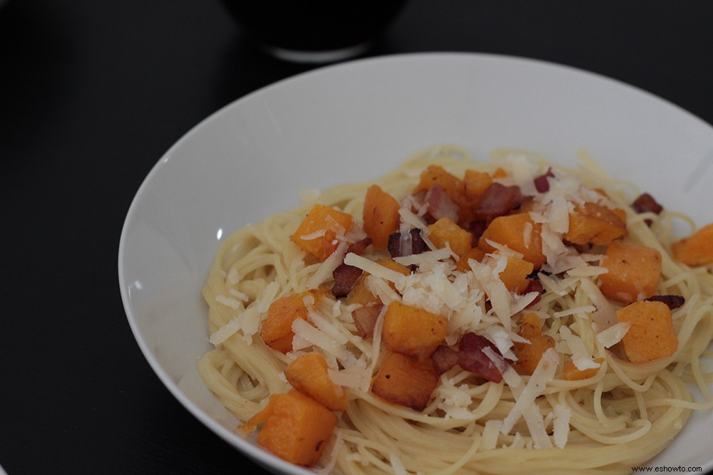 Pasta cabello de ángel con salsa de crema de salvia, calabaza y tocino 