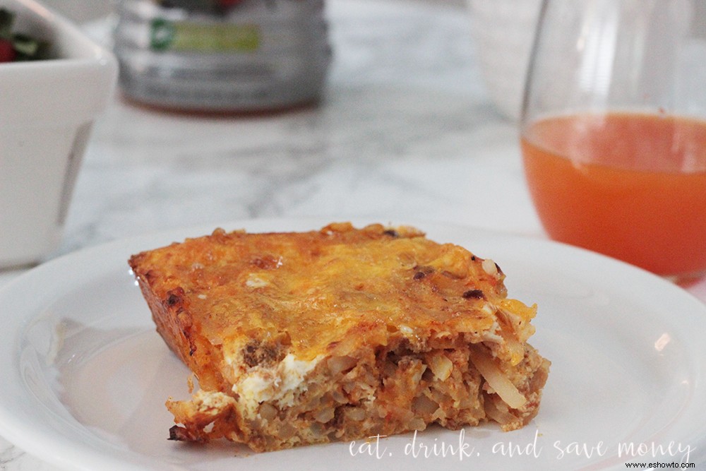 Cazuela de desayuno con chorizo ​​con queso y hash brown 