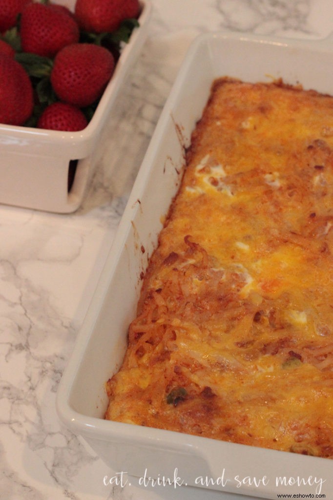 Cazuela de desayuno con chorizo ​​con queso y hash brown 