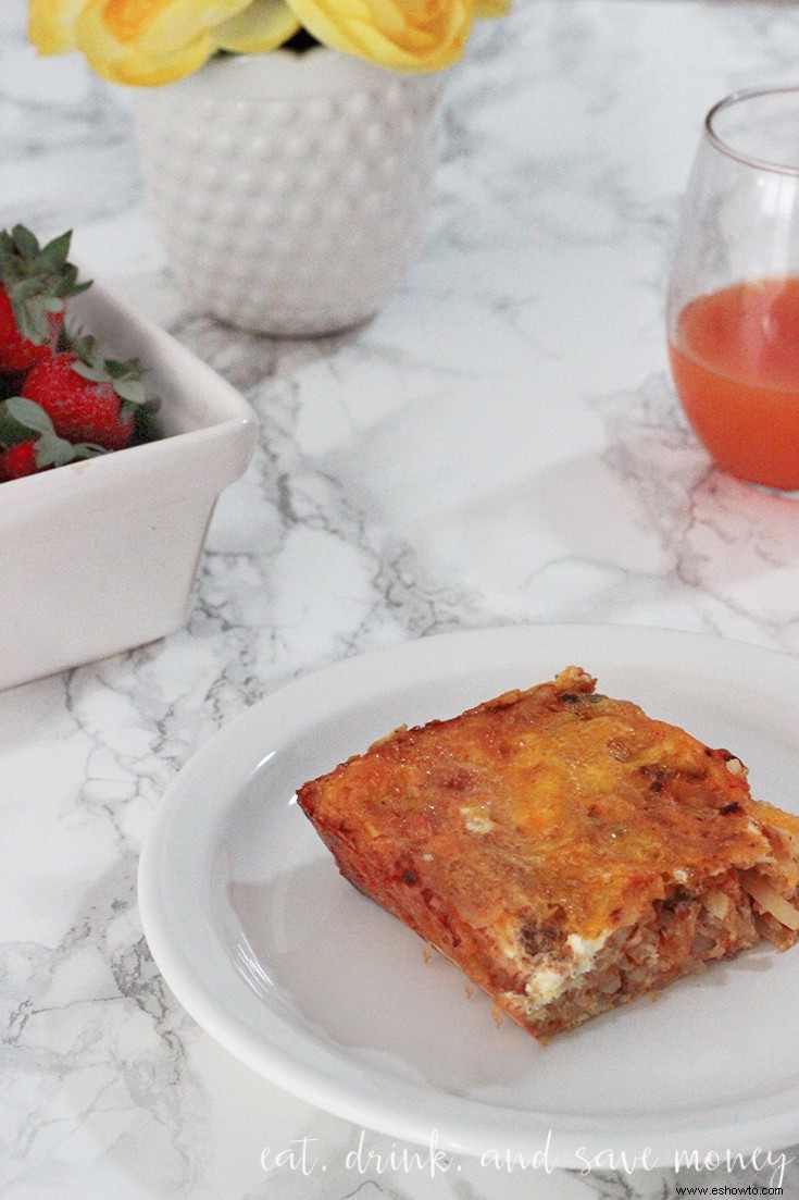 Cazuela de desayuno con chorizo ​​con queso y hash brown 