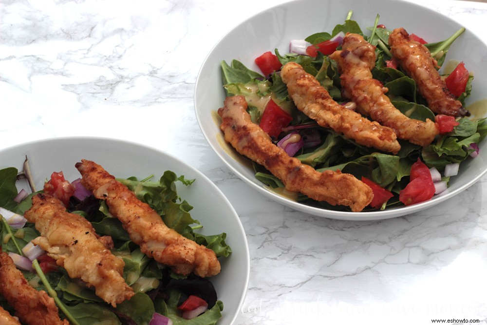 Ensalada de pollo frito con vinagreta de mostaza y miel 