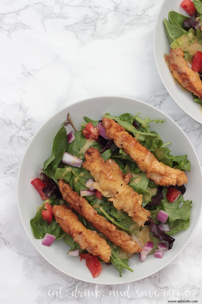 Ensalada de pollo frito con vinagreta de mostaza y miel 