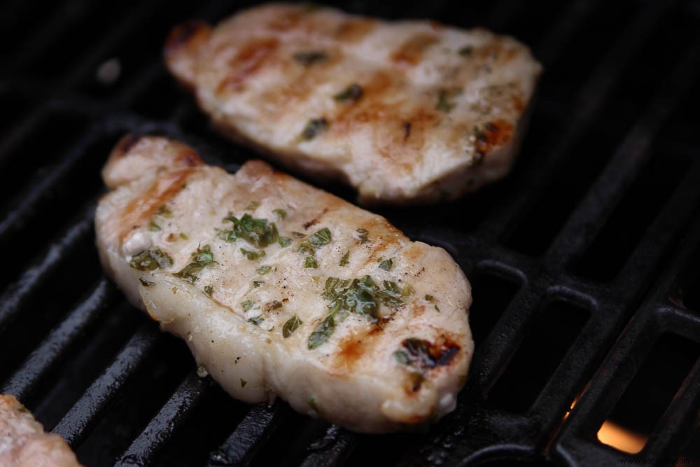 Receta rápida y fácil de chuletas de cerdo al mojo a la parrilla 