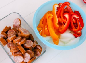 Receta Fácil de Salchichas con Pimientos y Cebollas en Sartén: Cena Rápida y Sabrosa