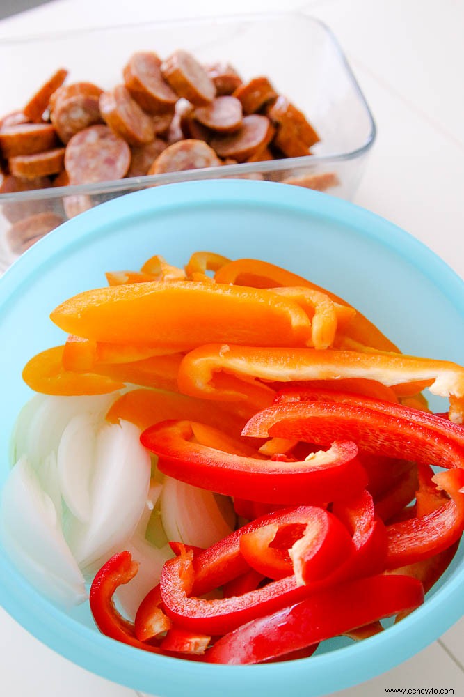 Receta rápida y fácil de cena de sartén con salchichas, pimientos y cebollas 