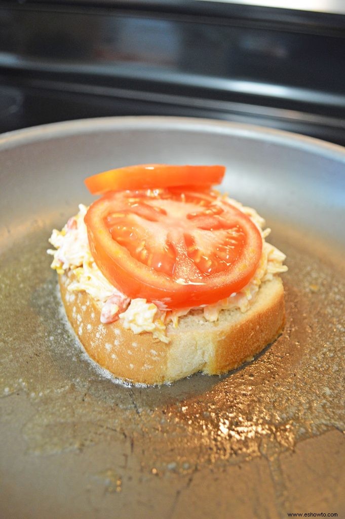 Sándwich De Queso A La Parrilla Con Tomate Y Pimento 