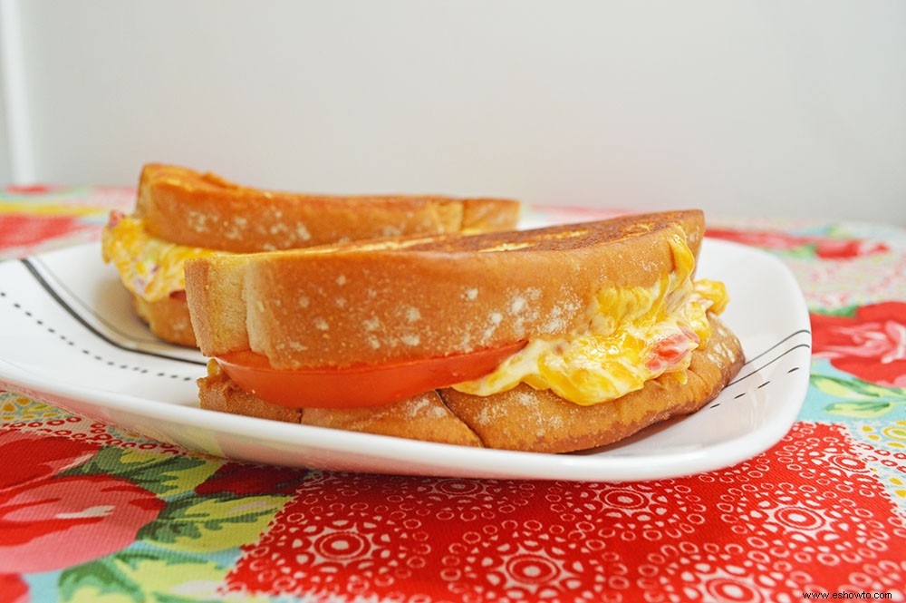 Sándwich De Queso A La Parrilla Con Tomate Y Pimento 