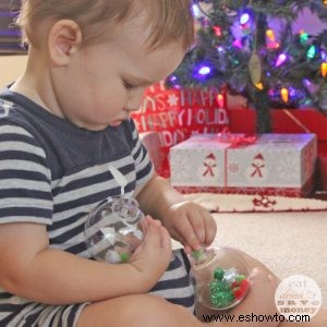 Artesanía sensorial para niños pequeños con adorno navideño 