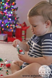 Artesanía sensorial para niños pequeños con adorno navideño 