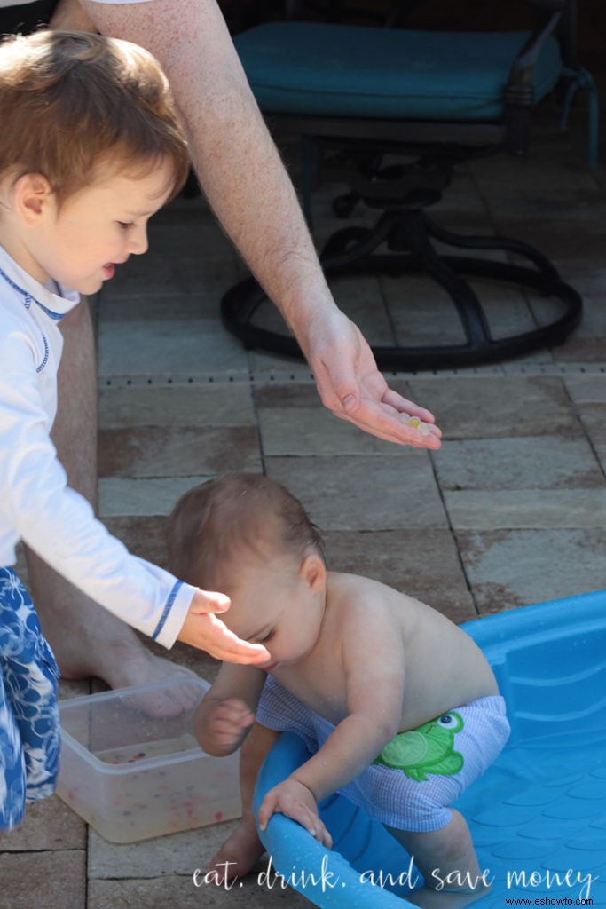 Mantenerse fresco con helado y juegos sensoriales con agua 