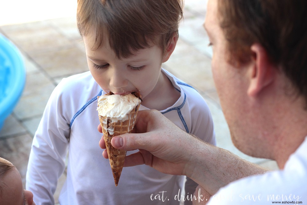 Mantenerse fresco con helado y juegos sensoriales con agua 