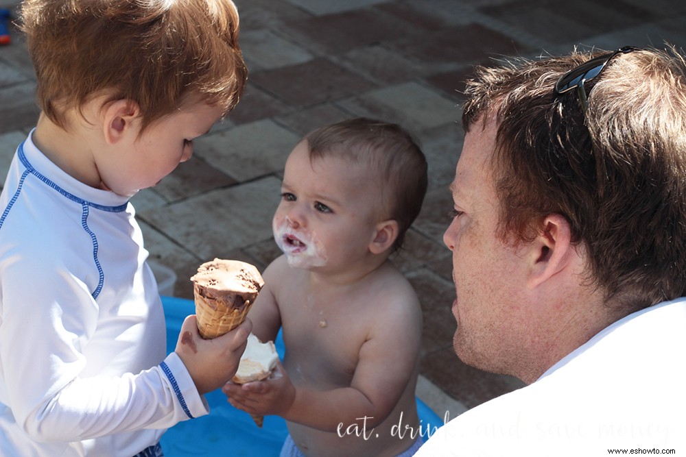 Mantenerse fresco con helado y juegos sensoriales con agua 