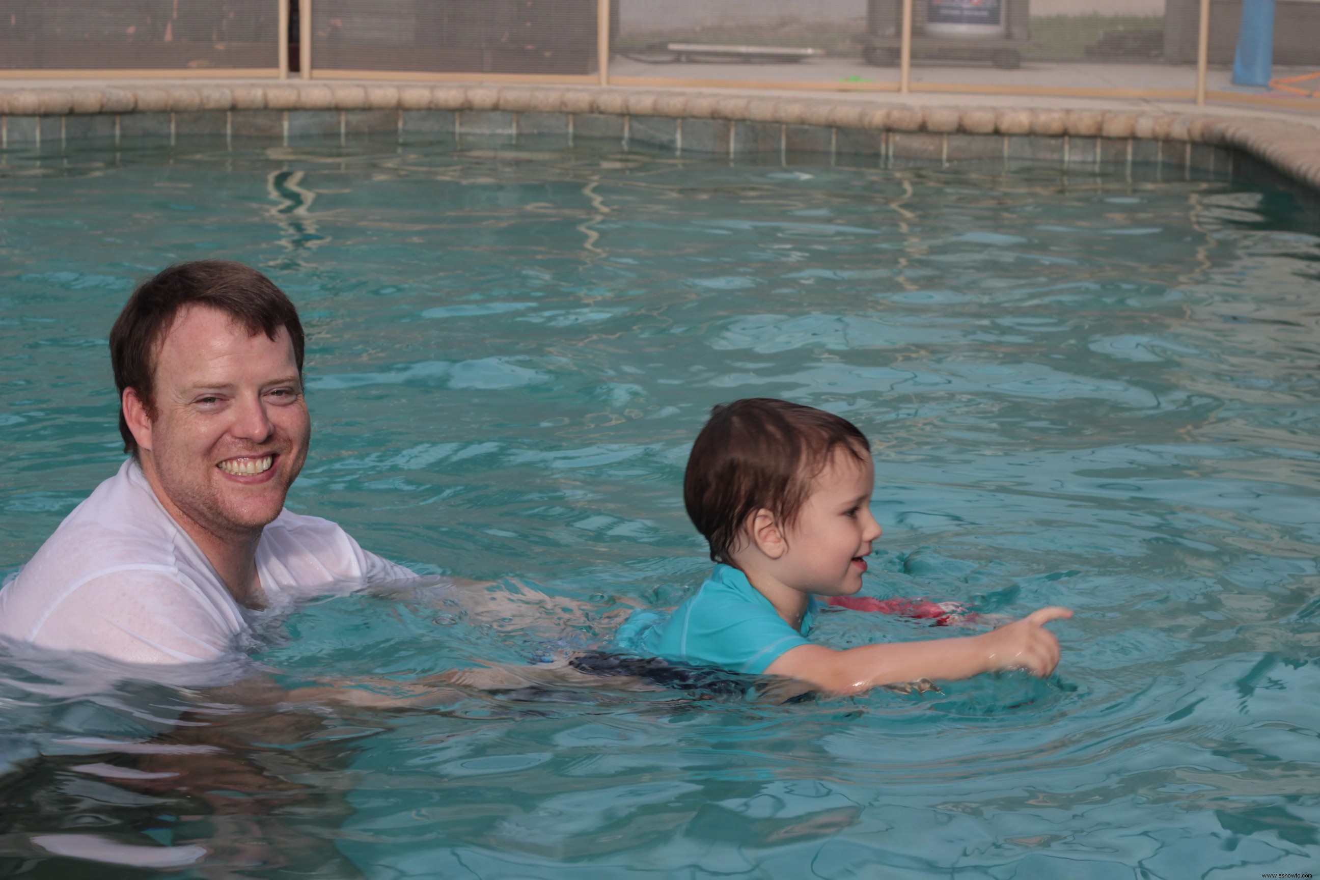 4 formas de hacer que tu bebé se sienta cómodo en el agua 
