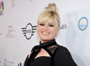 Kelly Clarkson deslumbra con nuevo cabello rubio y flequillo en gala benéfica