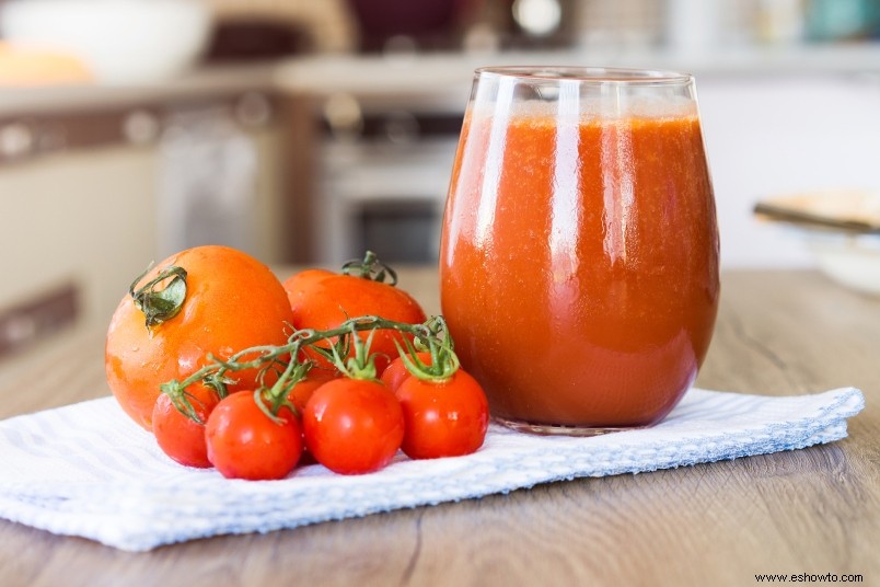 Beber jugo de tomate a diario puede ayudar a eliminar la grasa abdominal 