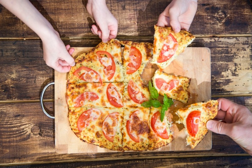 Esta pizza de  masa  de coliflor es la opción de masa crujiente sin gluten que ha estado deseando 