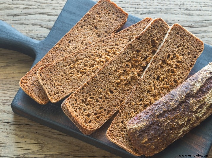 Rebanadas nocturnas de pan integral de centeno podrían ayudar a recortar su cintura y regular el azúcar en la sangre 