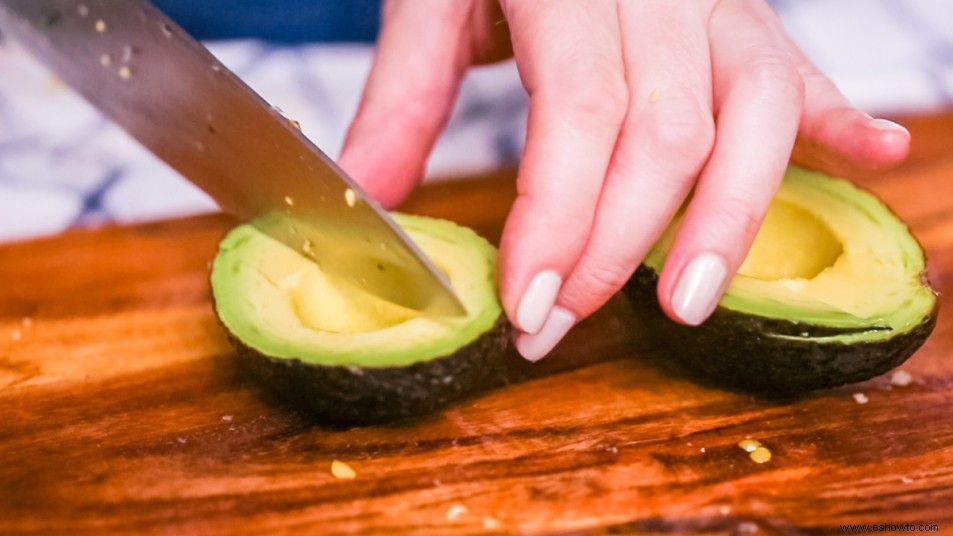 Cómo hacer chips crujientes y cetogénicos con aguacate 