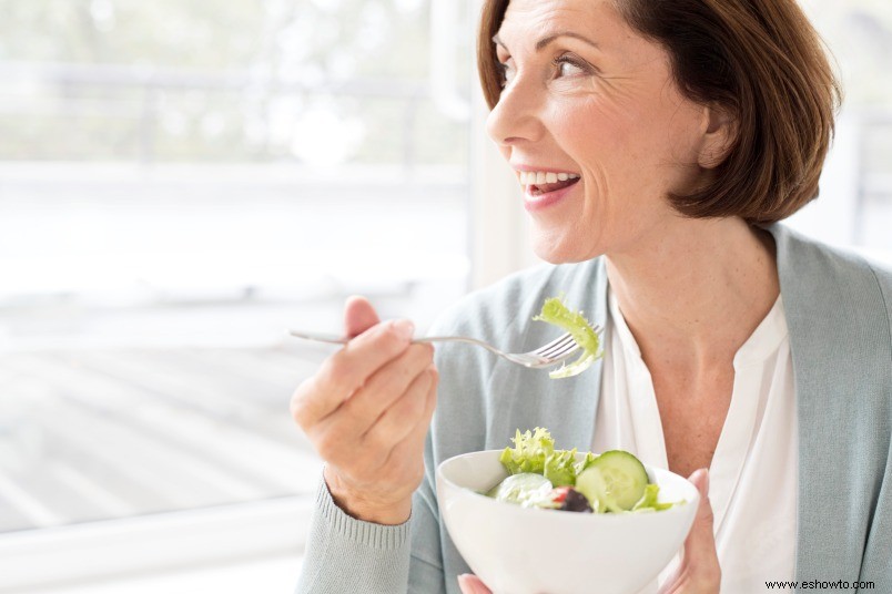 Cómo el ayuno intermitente puede ayudar con la pérdida de peso durante la menopausia 