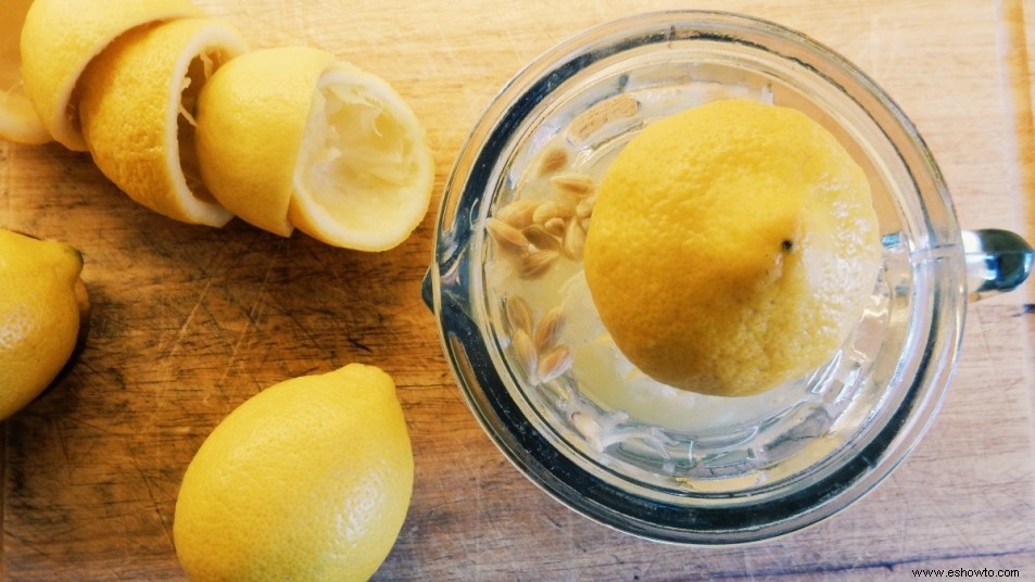 ¡No desperdicie limones adicionales! Este sencillo truco para almacenar jugos preservará sus beneficios para la salud 