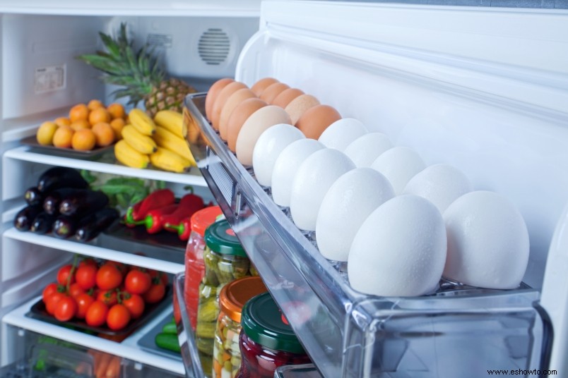 El estante para huevos es el peor lugar en su refrigerador para almacenar huevos 