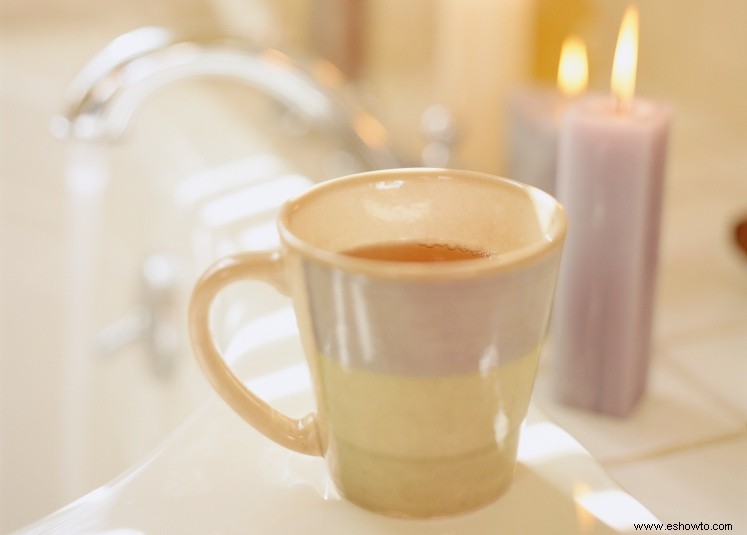 Baños relajantes de té de hierbas para cuando una taza de manzanilla no es suficiente 