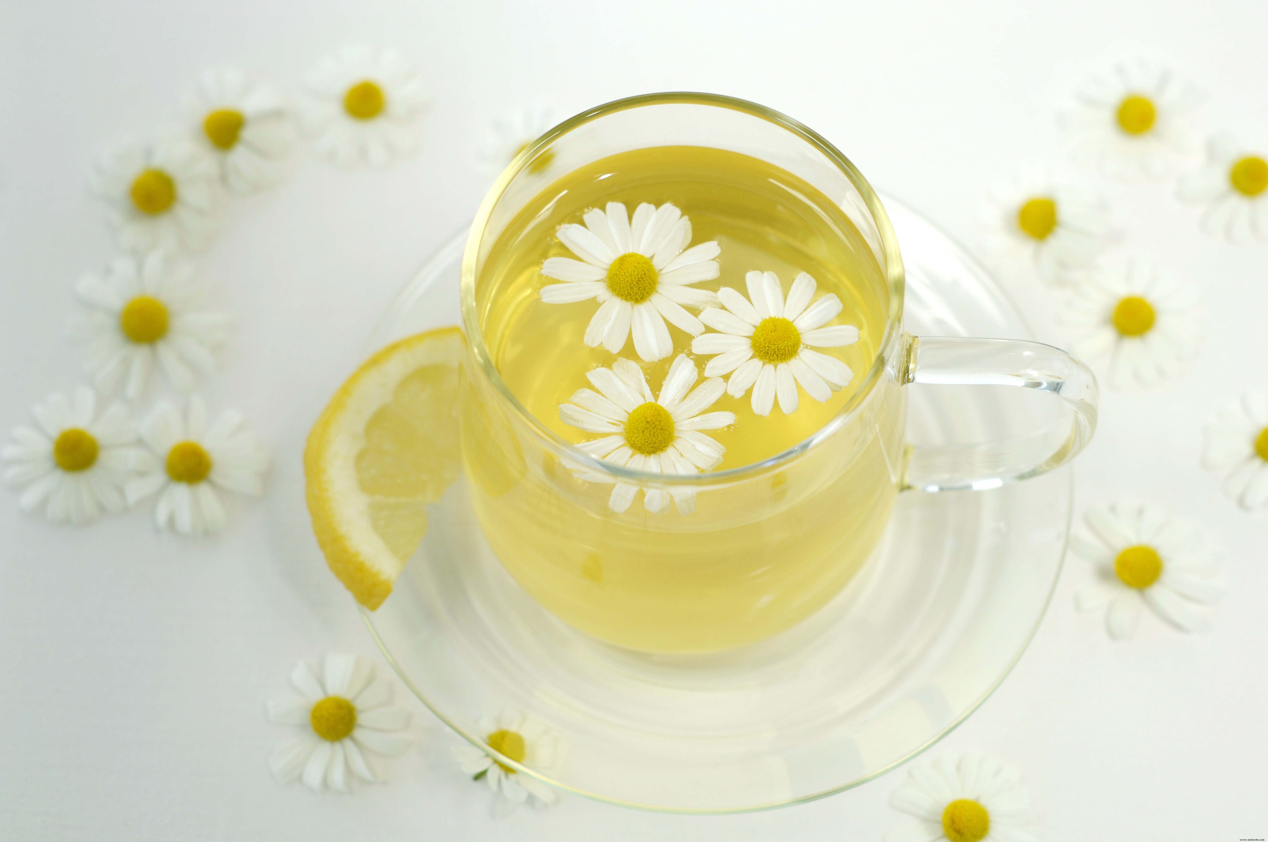 Baños relajantes de té de hierbas para cuando una taza de manzanilla no es suficiente 