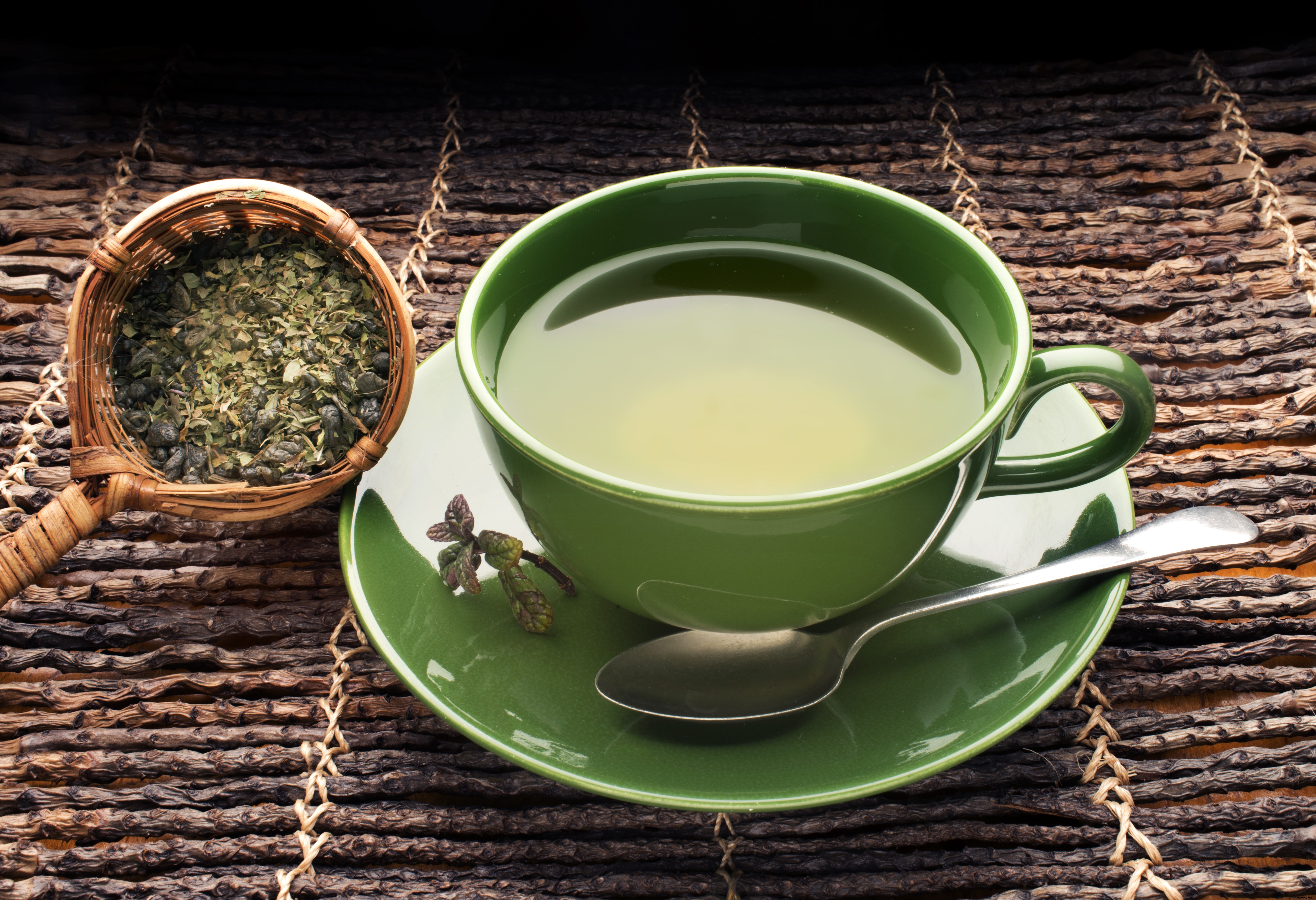 Baños relajantes de té de hierbas para cuando una taza de manzanilla no es suficiente 