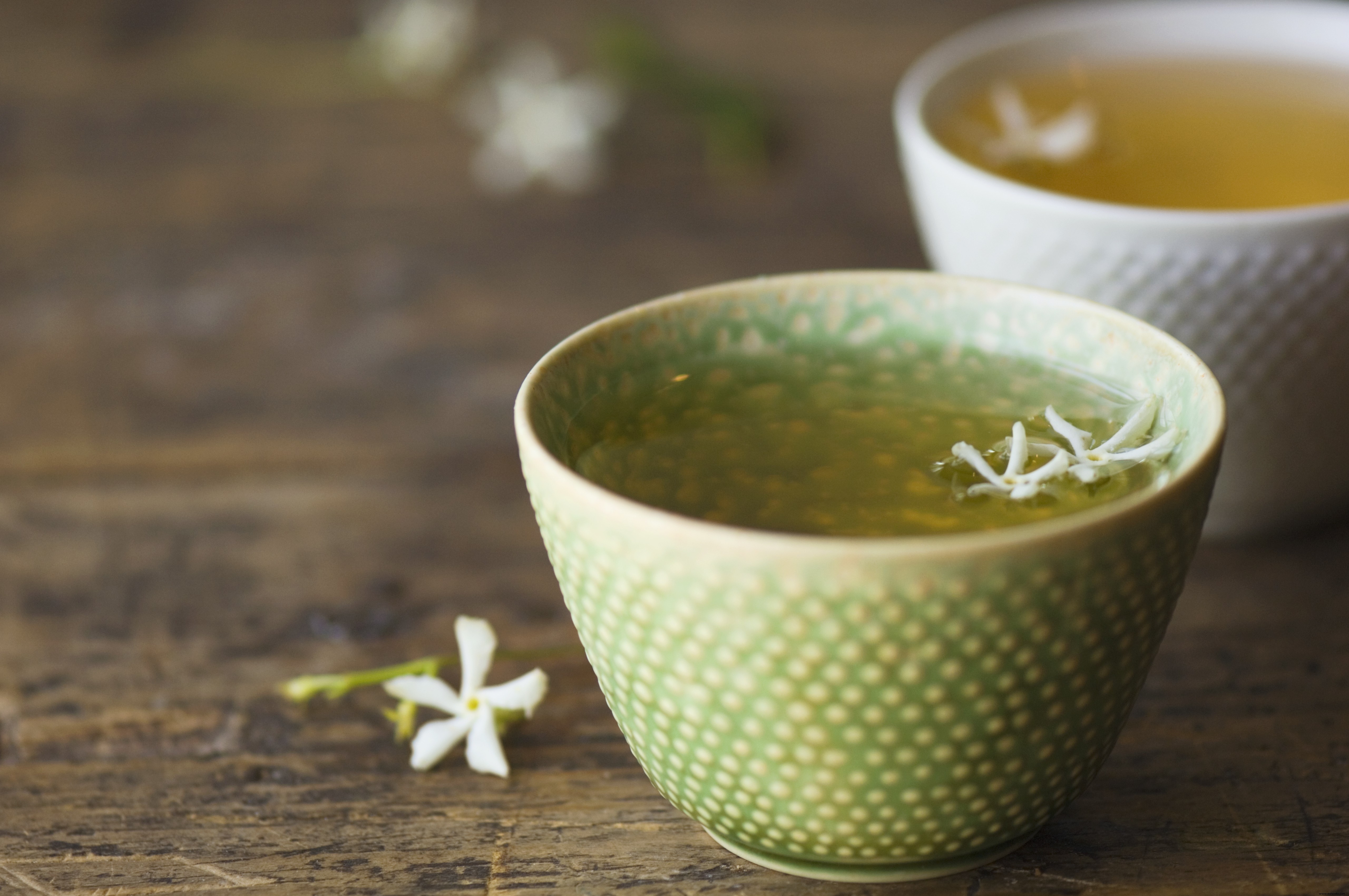 Baños relajantes de té de hierbas para cuando una taza de manzanilla no es suficiente 