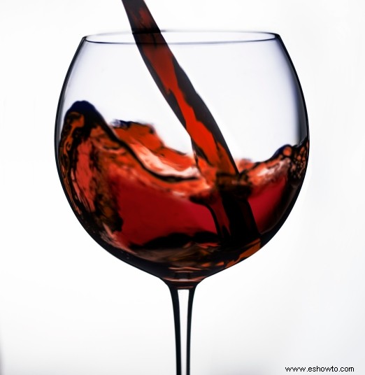 Beber vino tinto se relaciona con una mejor fertilidad en un nuevo estudio 