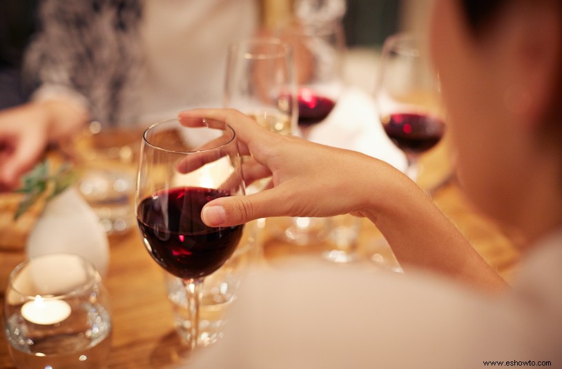 Los padres que beben podrían estar afectando negativamente a sus hijos, según un estudio 