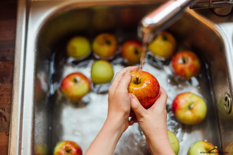 Lavar los pesticidas de las manzanas requiere más que agua, encuentra un nuevo estudio 