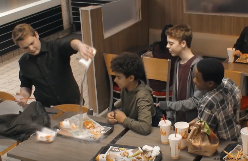 Nuevo anuncio de Burger King muestra la dolorosa realidad del acoso escolar 