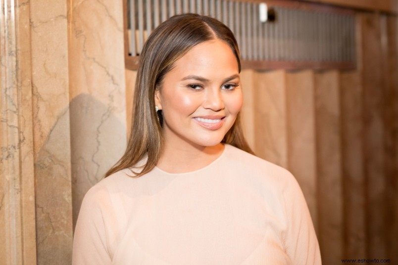 Chrissy Teigen y Luna se ven adorables en trajes de baño a juego 