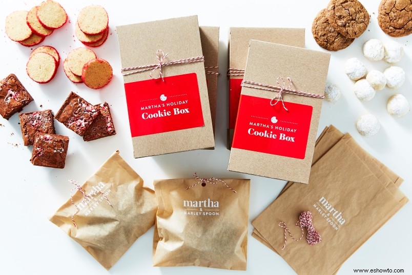 El primer kit para hornear galletas navideñas de Martha Stewart con una cuchara de Marley 