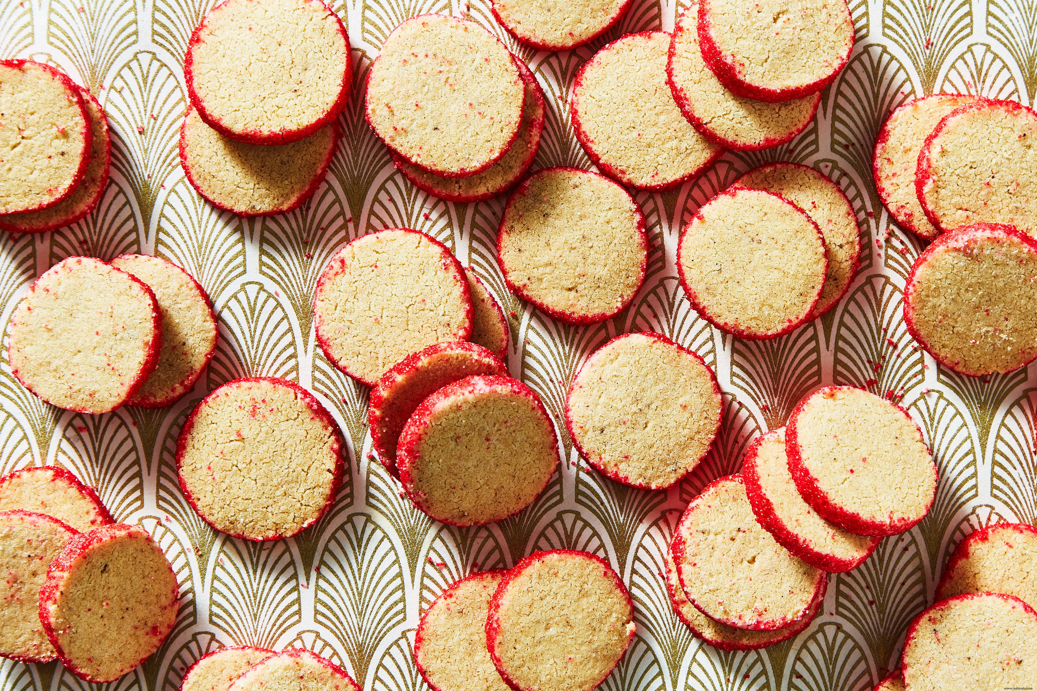 El primer kit para hornear galletas navideñas de Martha Stewart con una cuchara de Marley 