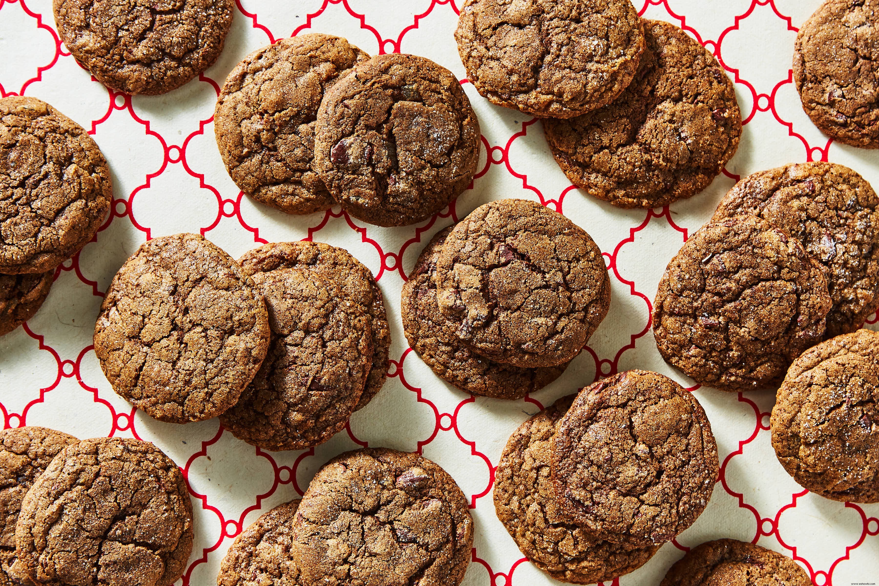 El primer kit para hornear galletas navideñas de Martha Stewart con una cuchara de Marley 