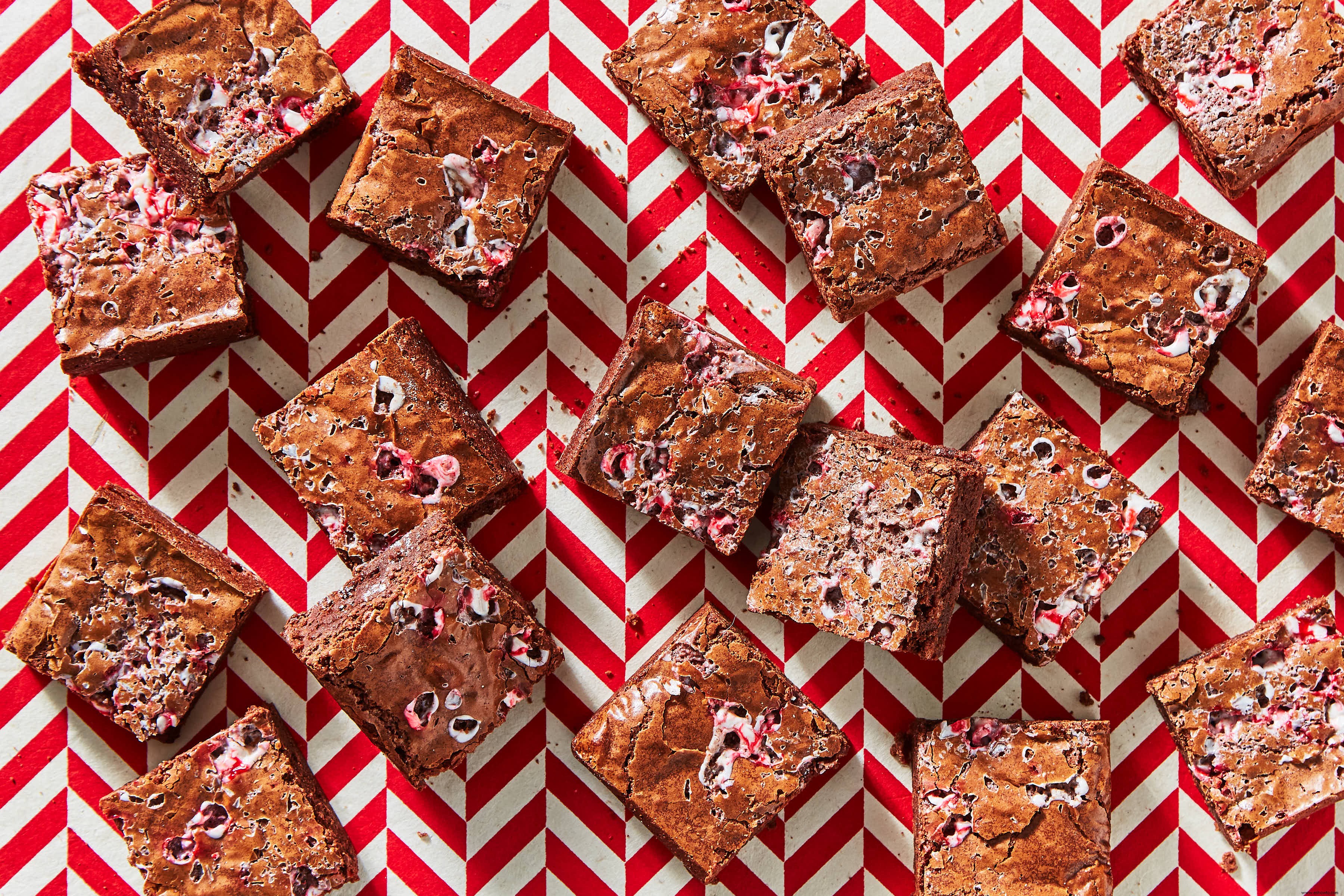 El primer kit para hornear galletas navideñas de Martha Stewart con una cuchara de Marley 