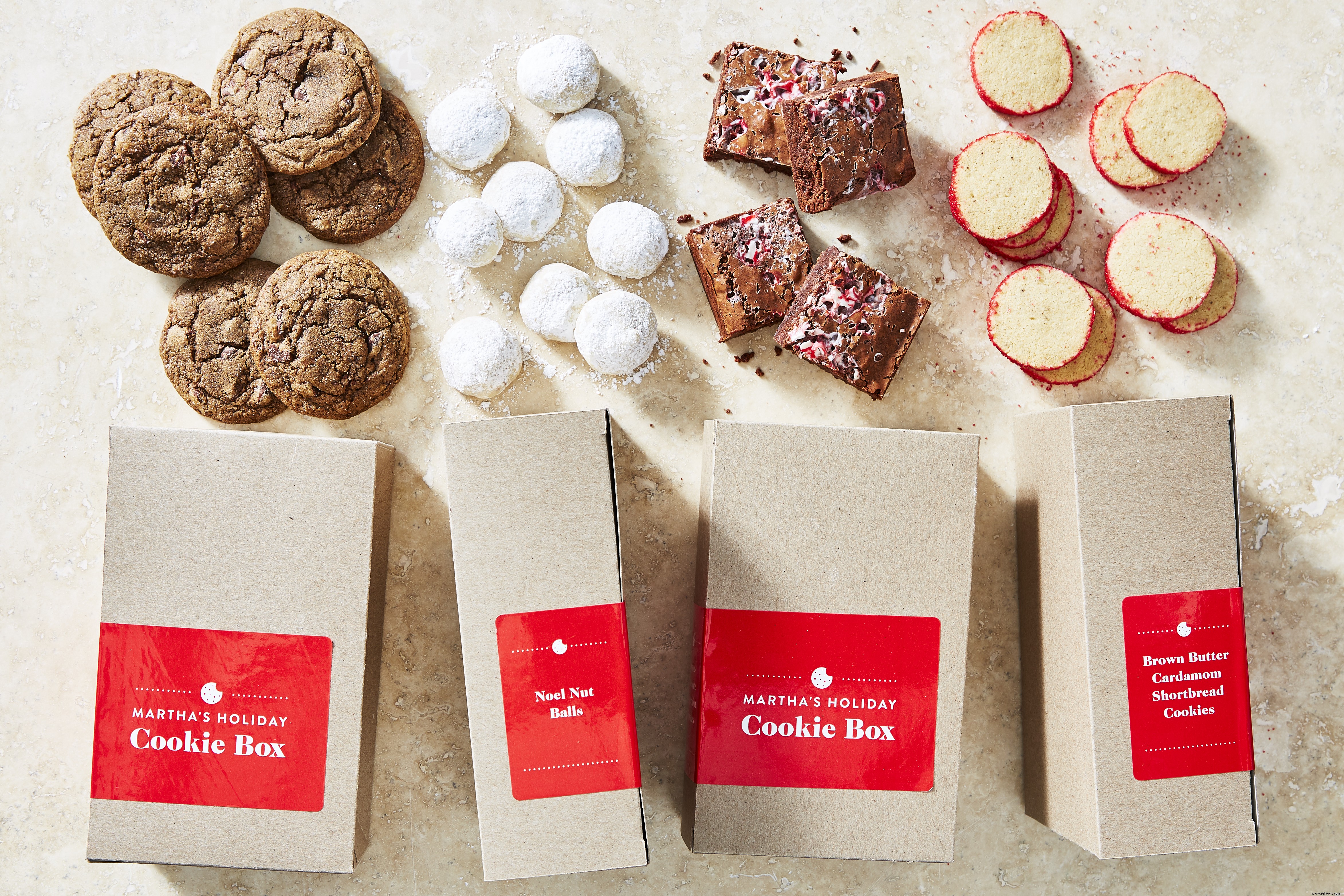 El primer kit para hornear galletas navideñas de Martha Stewart con una cuchara de Marley 