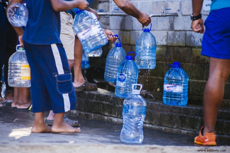 Partículas de plástico encontradas en agua embotellada de marcas importantes como Aquafina, Nestlé y Dasani 