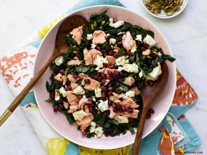 Fresca, ligera y perfecta para la primavera:Ensalada balsámica de col rizada con salmón escalfado 