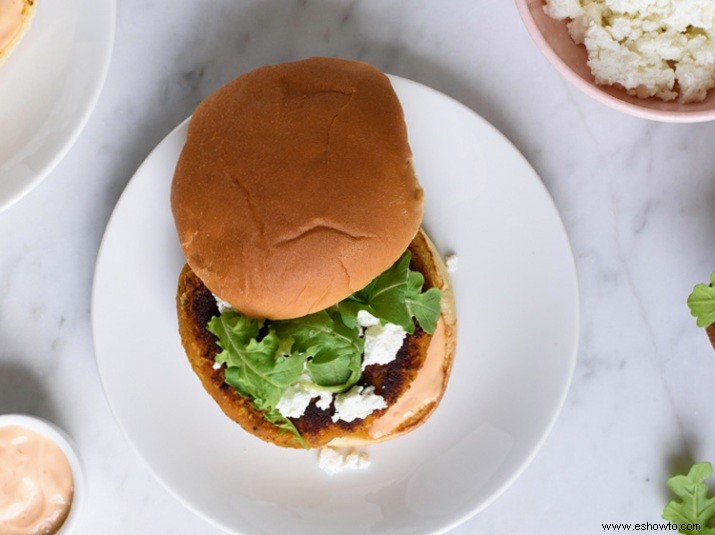 Hamburguesas De Camote Y Garbanzos Con Mayonesa Picante, Rúcula Y Queso De Cabra 