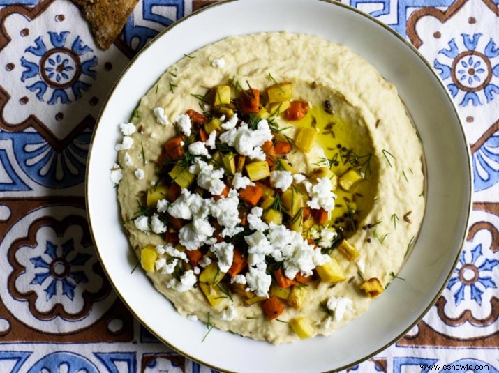 Hummus casero tibio con tubérculos asados ​​y queso de cabra francés desmenuzado 