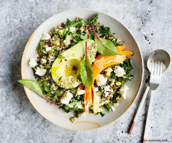 Vuelva a subirse al carro de la alimentación saludable con este tazón de aguacate, quinua y col rizada con aderezo de tahini y limón 