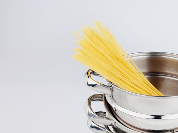 Ese agujero en tu cuchara de pasta no es inútil, es para medir tu espagueti seco 