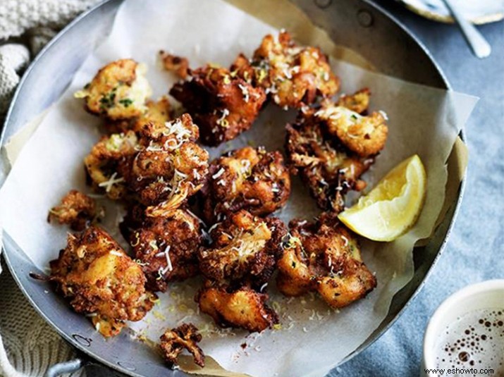 Estos buñuelos de coliflor, tocino y queso son el refrigerio bajo en carbohidratos que necesita su próxima fiesta 