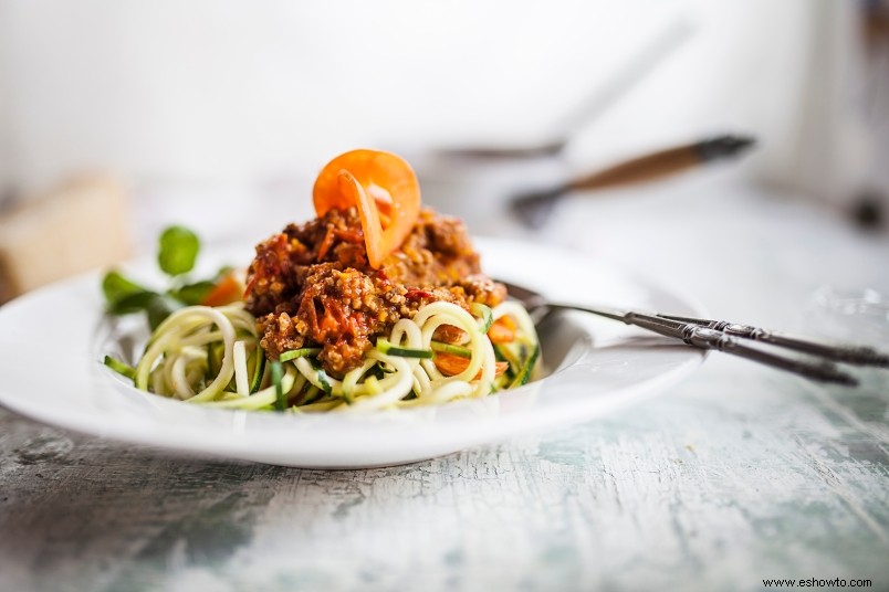 Esta boloñesa de 15 minutos con berenjena y zoodle es la cena entre semana a base de plantas que necesitas 