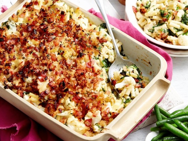 Esta macarrones con coliflor, espinacas y queso es reconfortante en un plato 