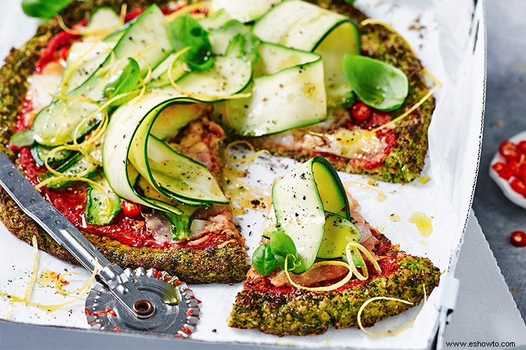 Esta pizza con  masa  de brócoli es la delicia saludable y con queso de tus sueños 